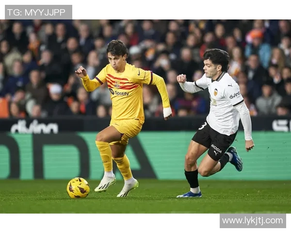 足球巨星的幕后故事：聚光灯下的荣耀与平凡生活交织的心路历程